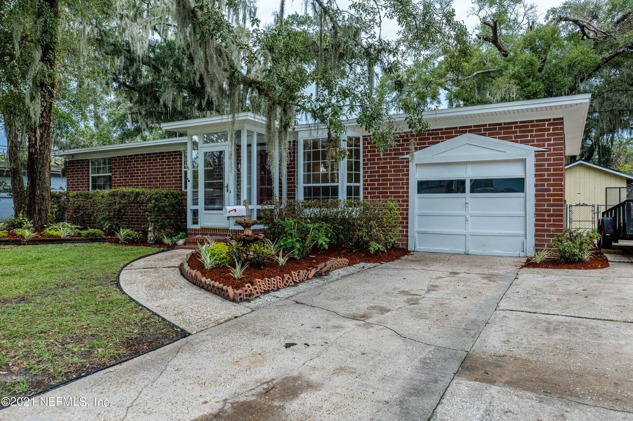 8633 Emerald Isle Cir - Photo 1