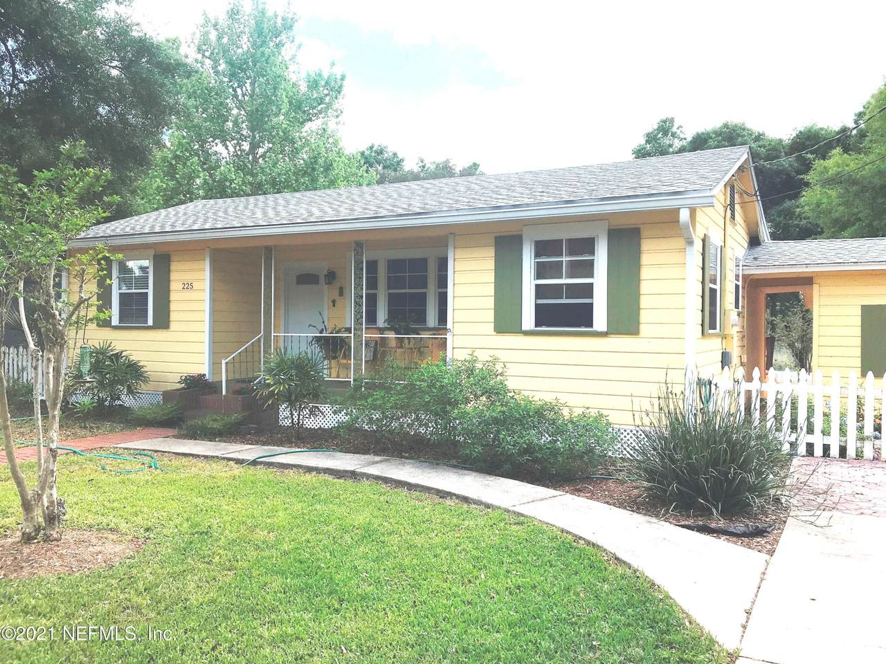 225 Azalea Pl - Photo 1