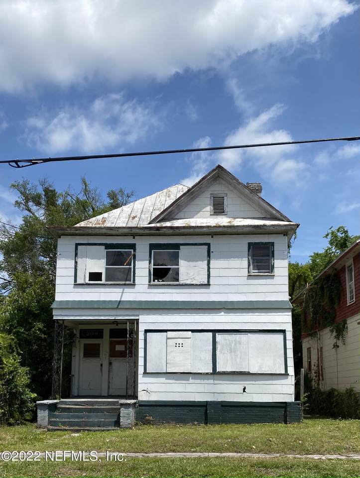 209 17TH St - Photo 1