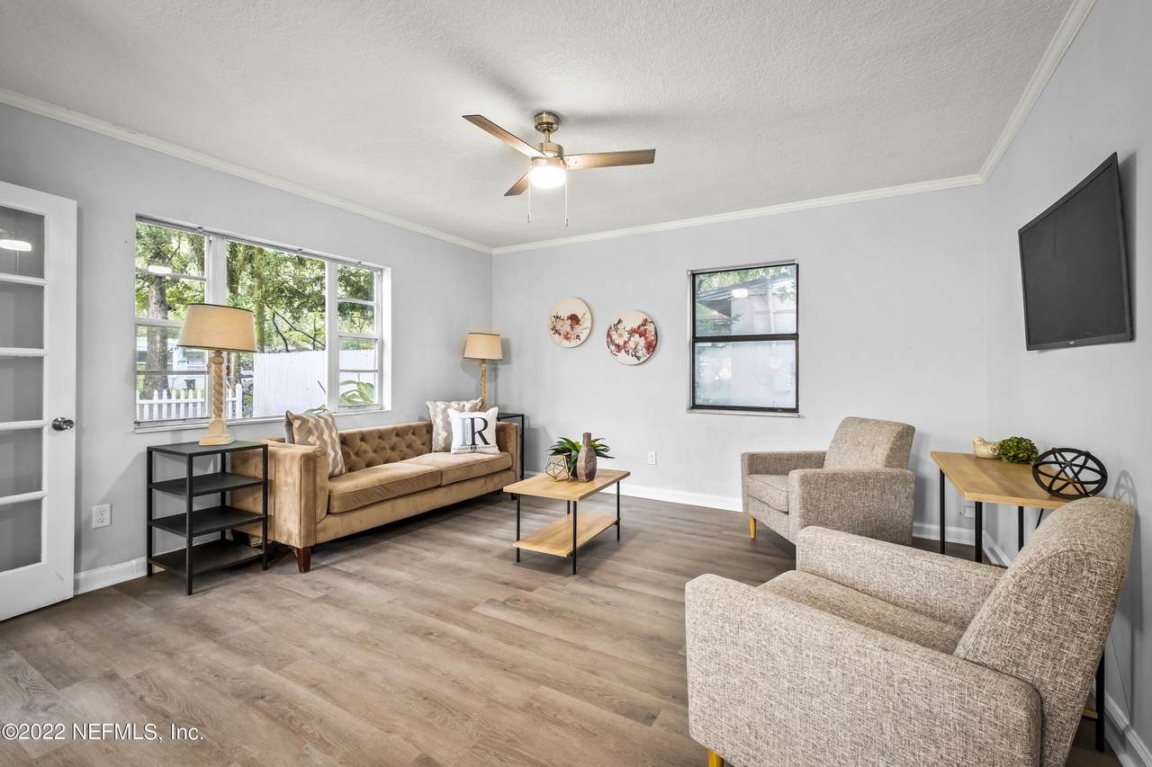 614 Comet St - Photo 1