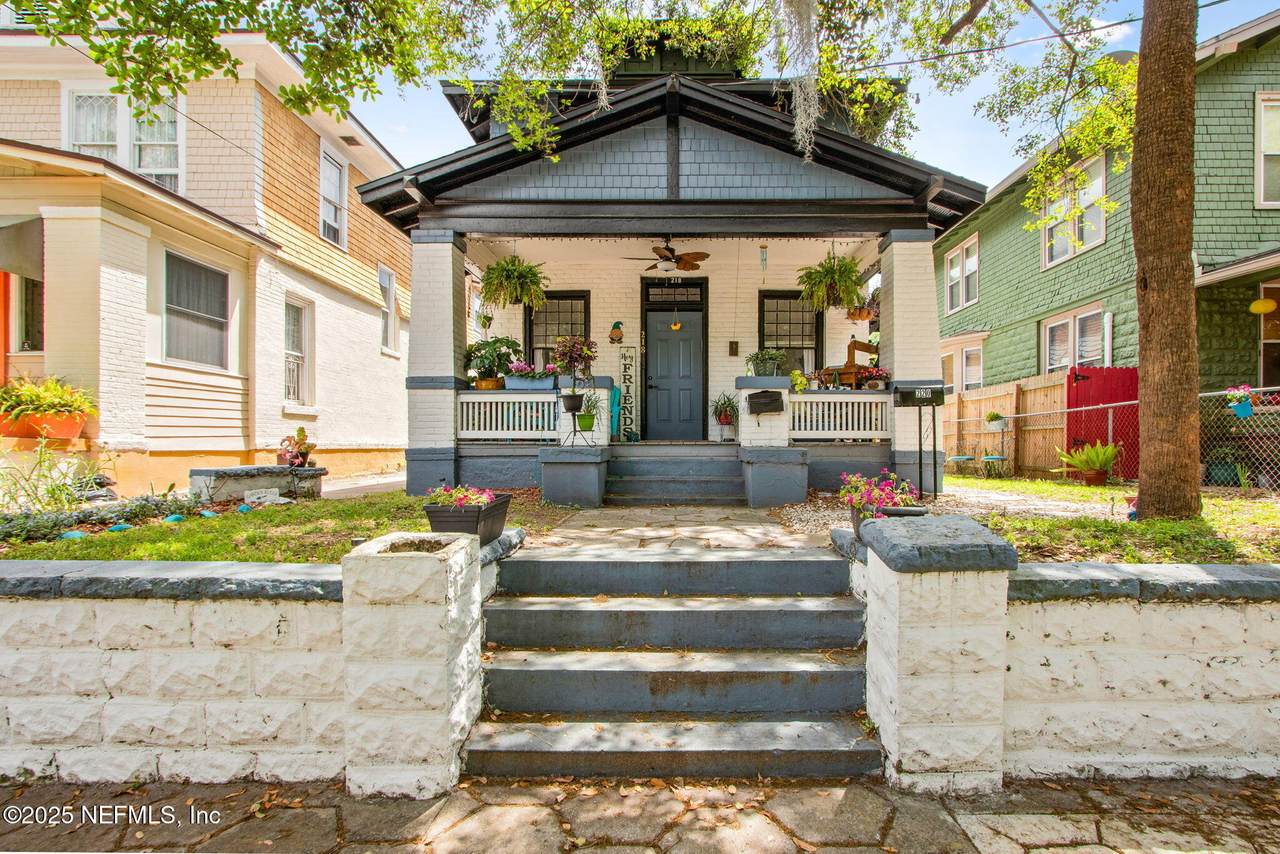 218 11TH Street - Photo 1