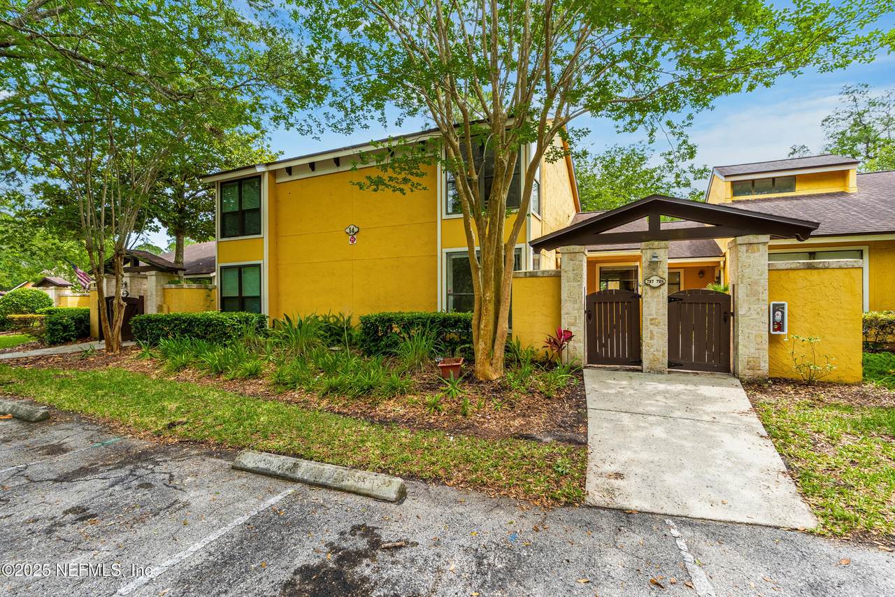 727 Driftwood Circle Circle - Photo 1