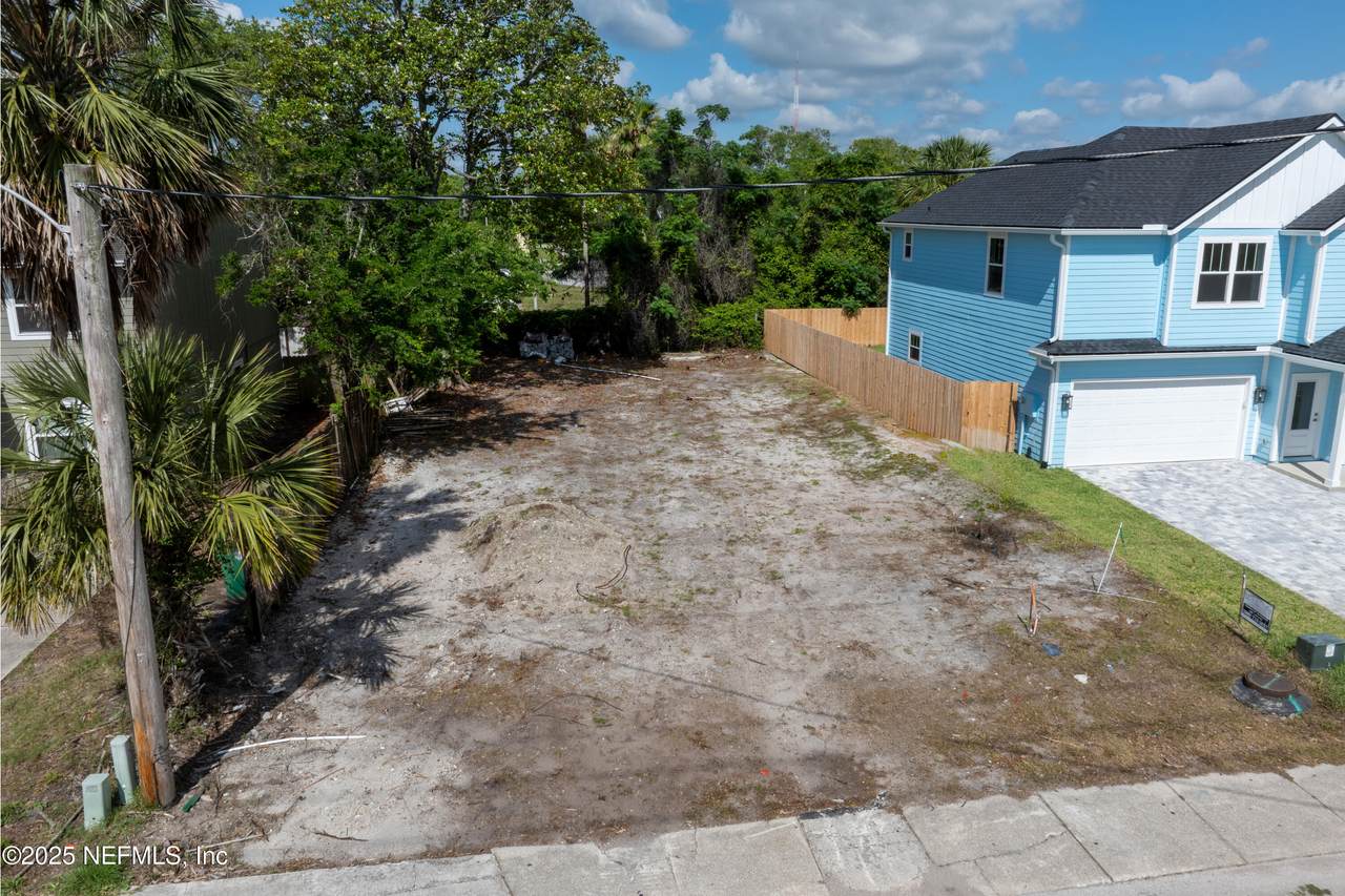 260 10TH Street - Photo 1