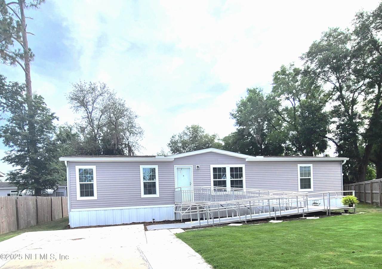 6004 6TH MANOR Manor - Photo 1