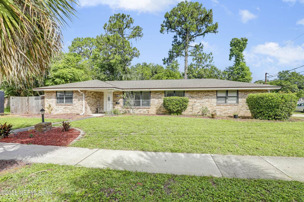 3120 Beachwood Boulevard - Photo 1
