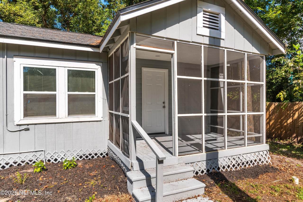 1119 Kenmore Street - Photo 1