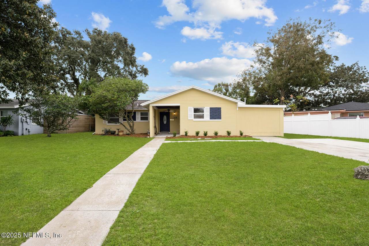 916 15TH Avenue - Photo 1