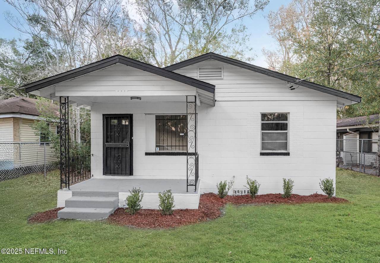 2013 6TH Street - Photo 1