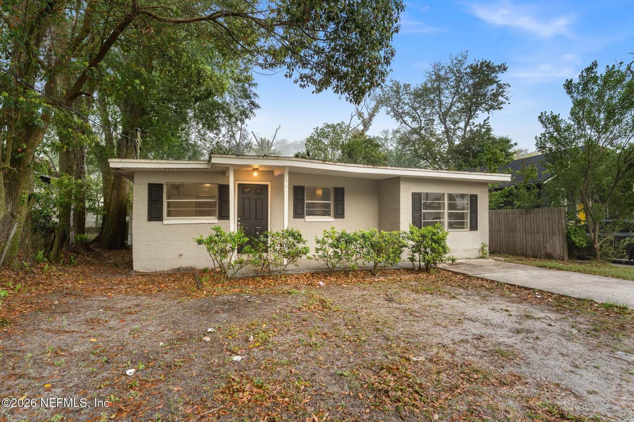 744 Mackinaw Street - Photo 1