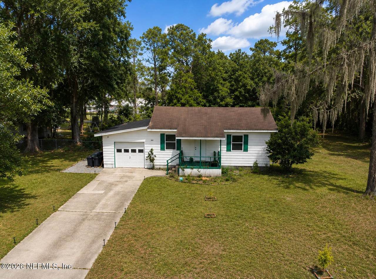 423 Holiday Drive - Photo 1