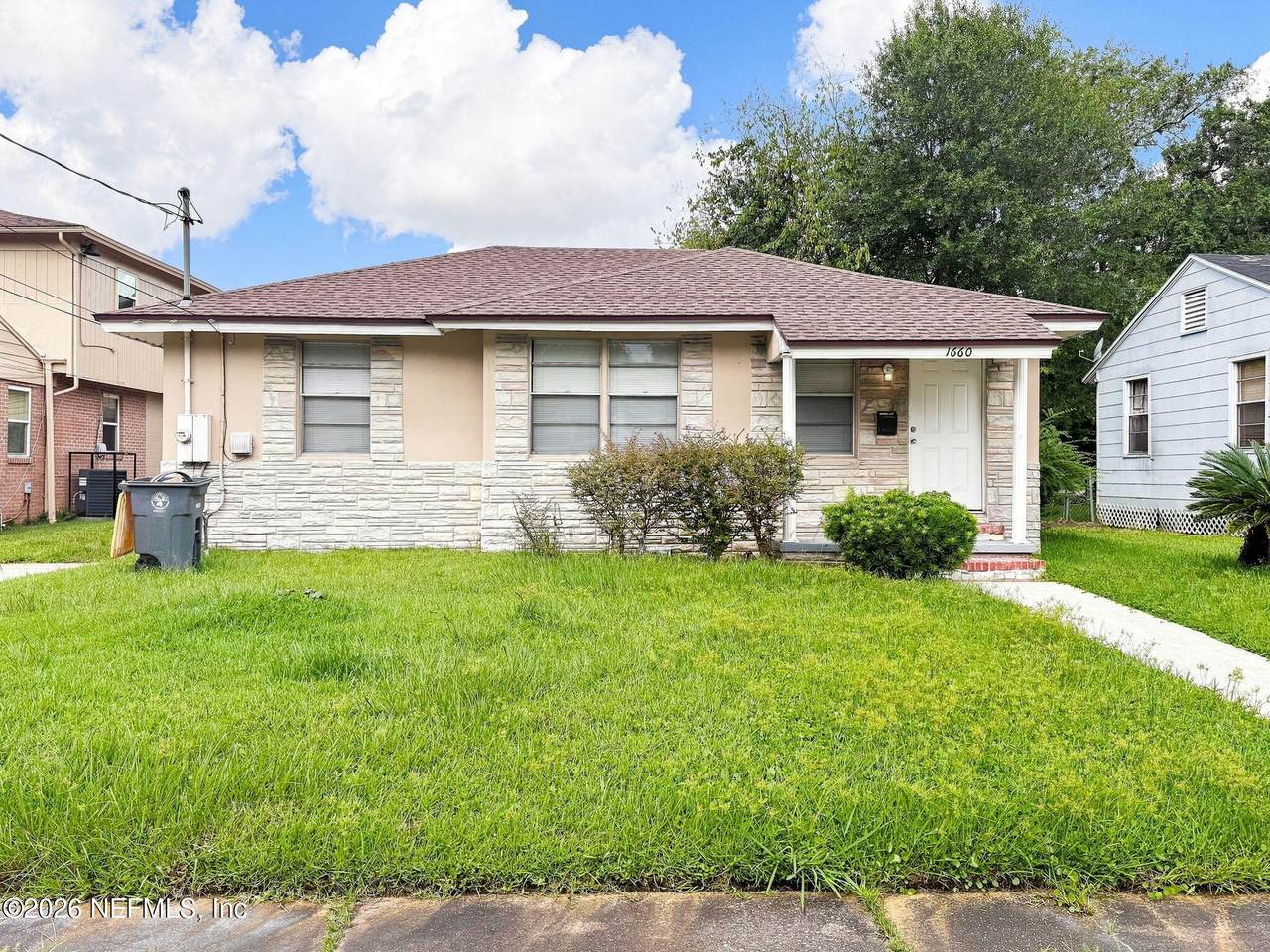 1660 University Street - Photo 1