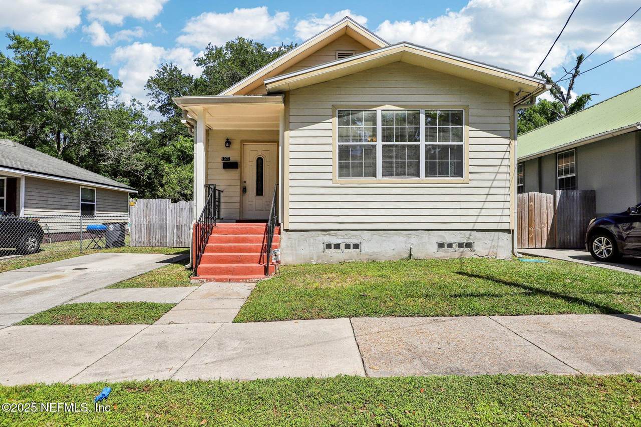 1071 Scriven Street - Photo 1
