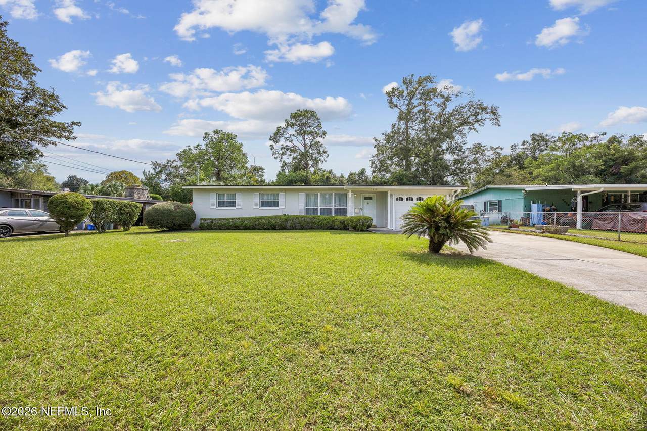 7820 Chateau Drive - Photo 1