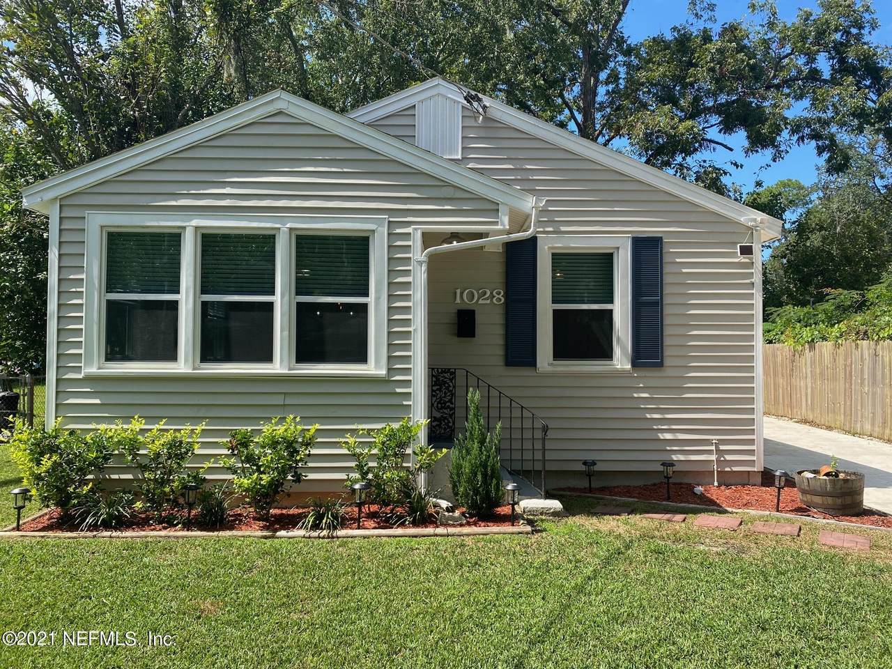 1028 Veronica St - Photo 1