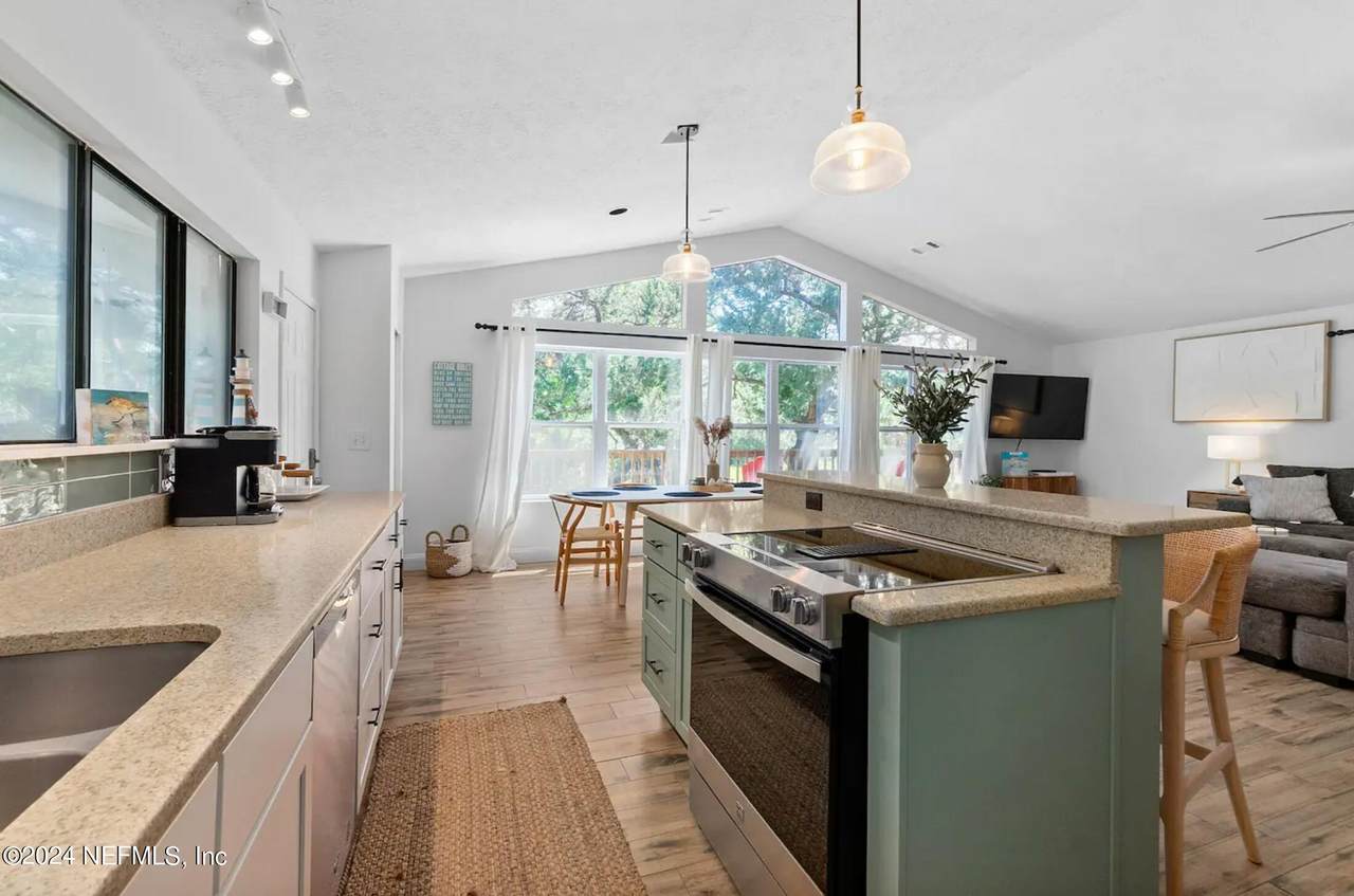152 Manresa Road - Photo 1