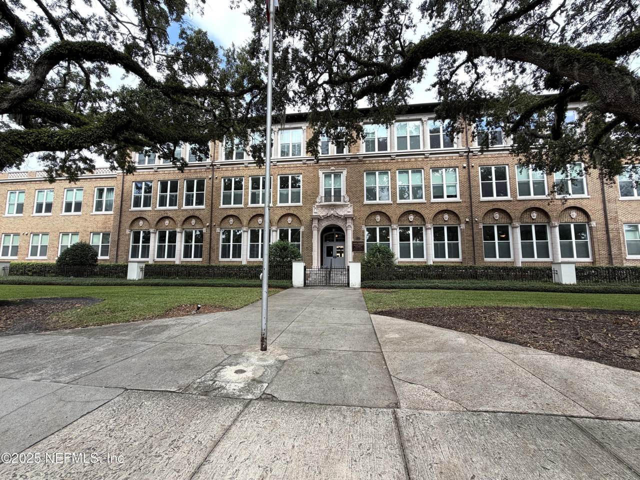 2525 College Street - Photo 1