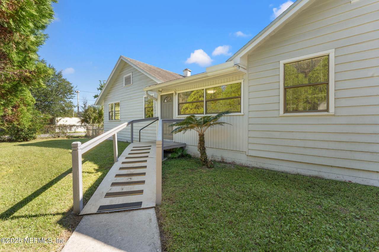 5104 Hollycrest Drive - Photo 1