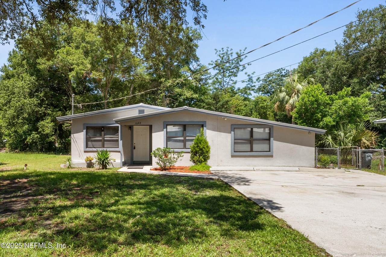 1622 Roselle Avenue - Photo 1