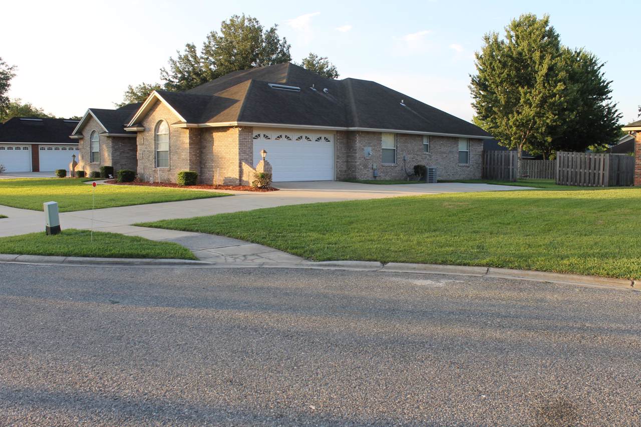 1403 Falkirk Ct - Photo 1