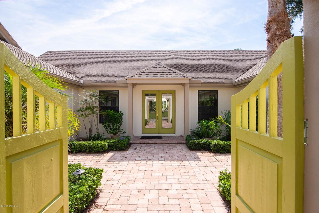 8166 Hollyridge Rd - Photo 1