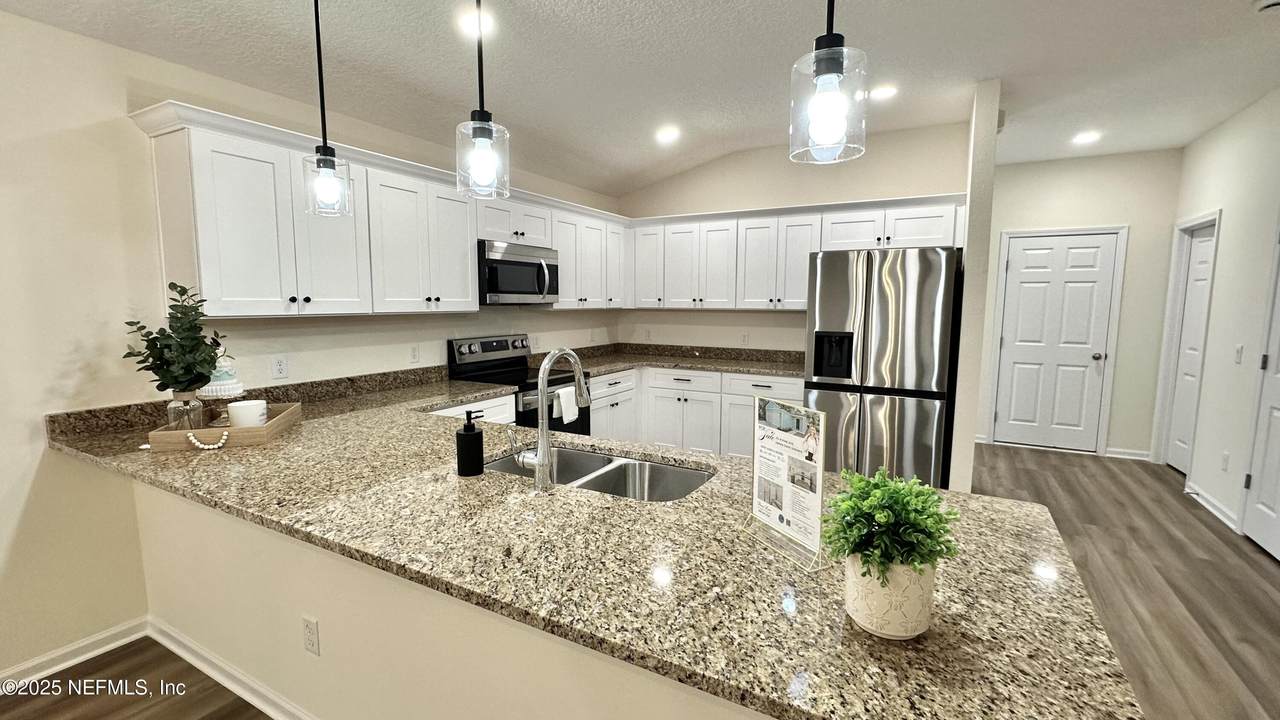 711 Pine Avenue - Photo 1