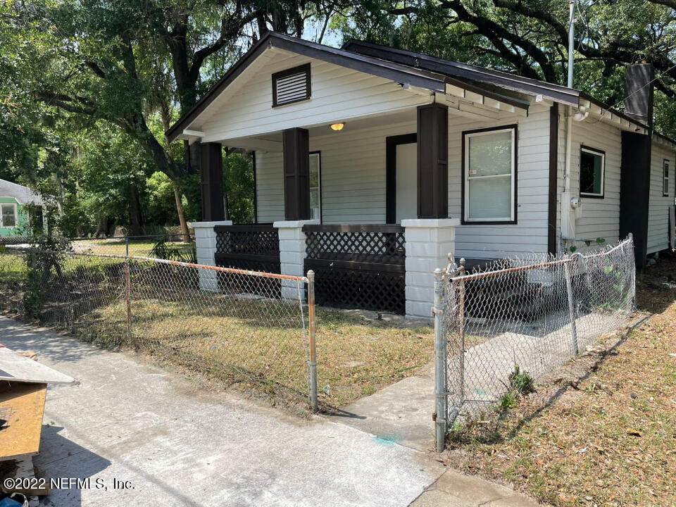 1045 11TH St - Photo 1