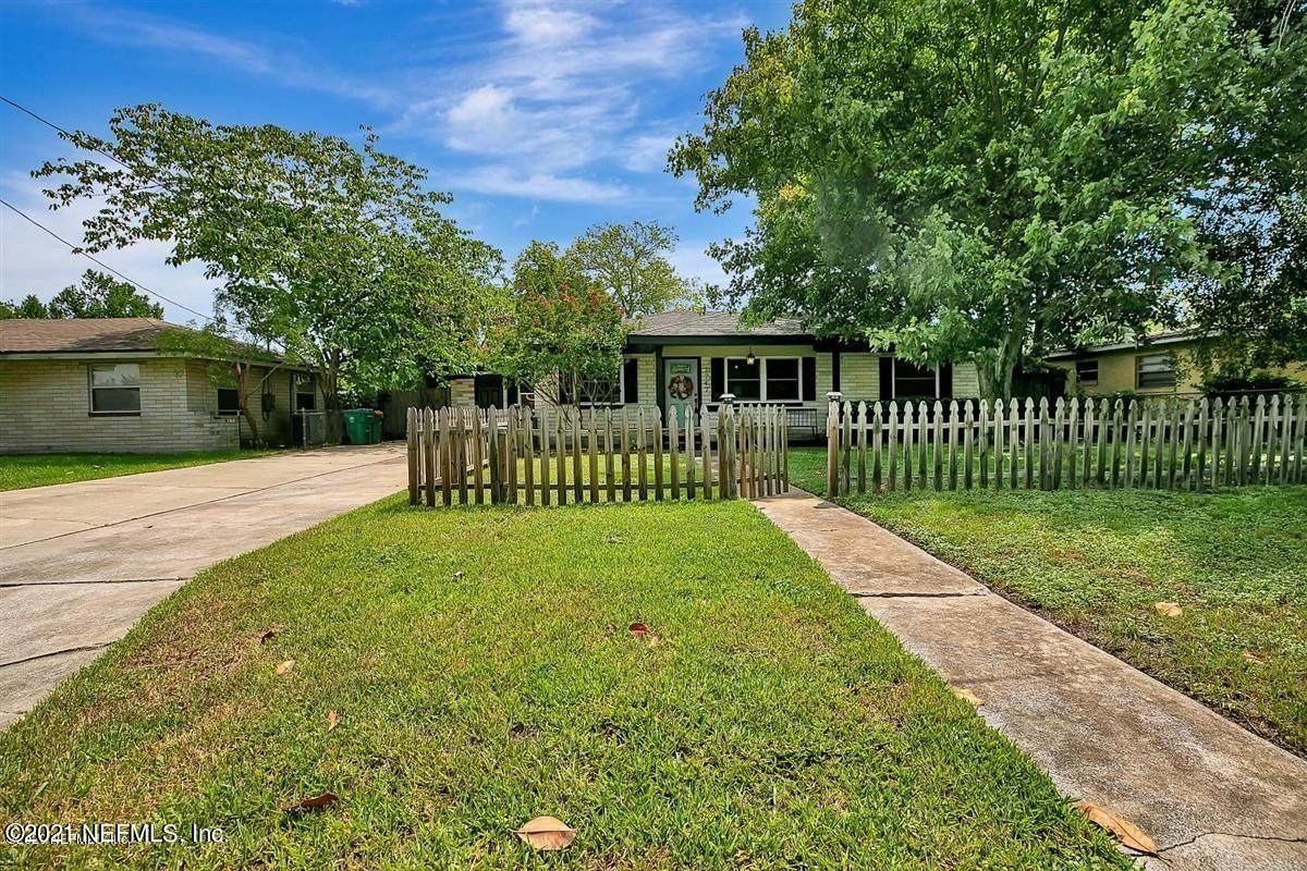 1747 8TH St - Photo 1