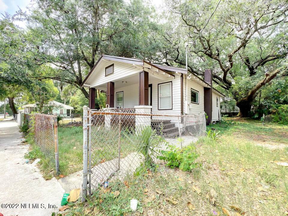 1045 11TH St - Photo 1