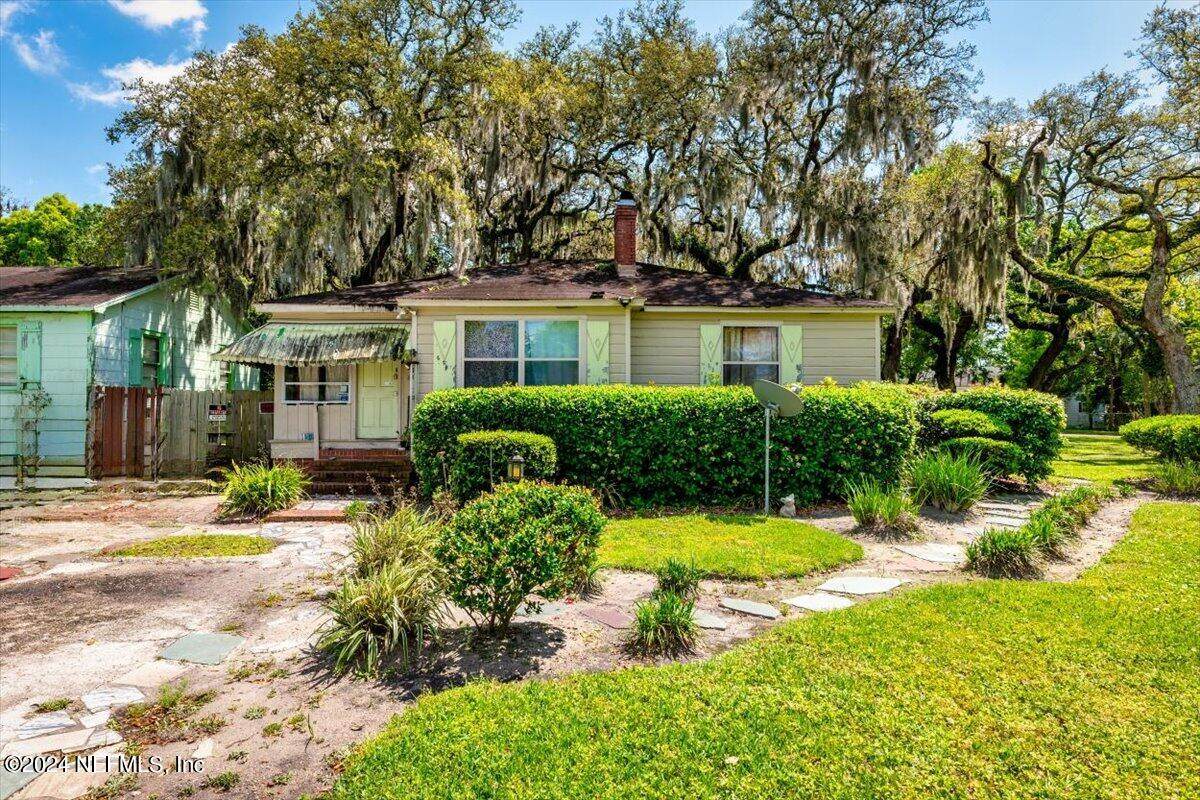 8017 Oakwood - Photo 1