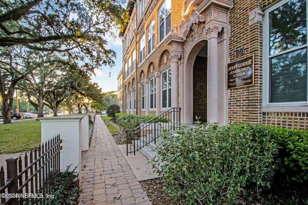 2525 College Street - Photo 1