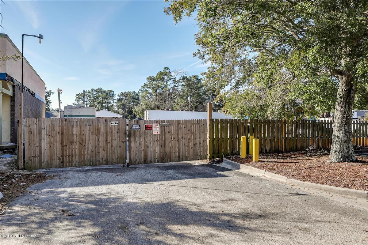 551 Balmoral Cir - Photo 1