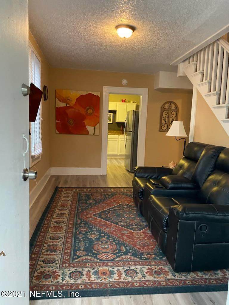 910 18TH St - Photo 1