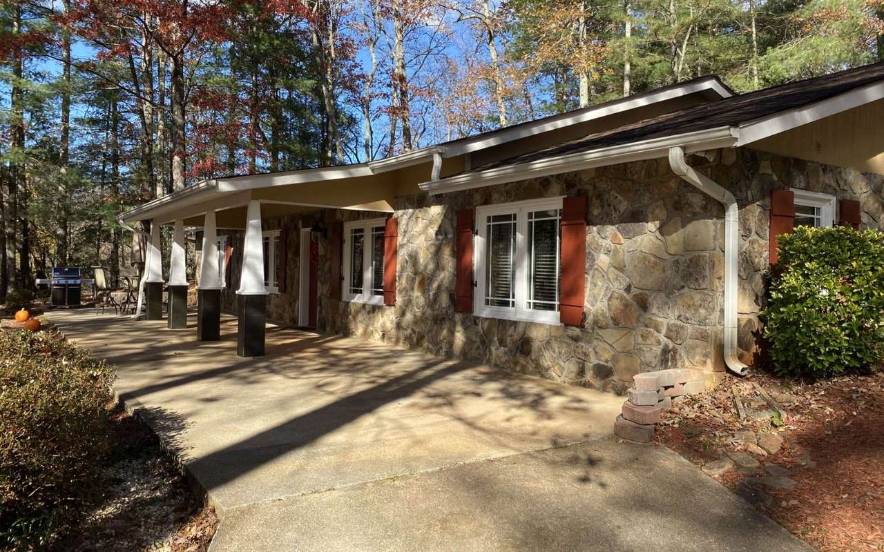 688 Barefoot Rd - Photo 1