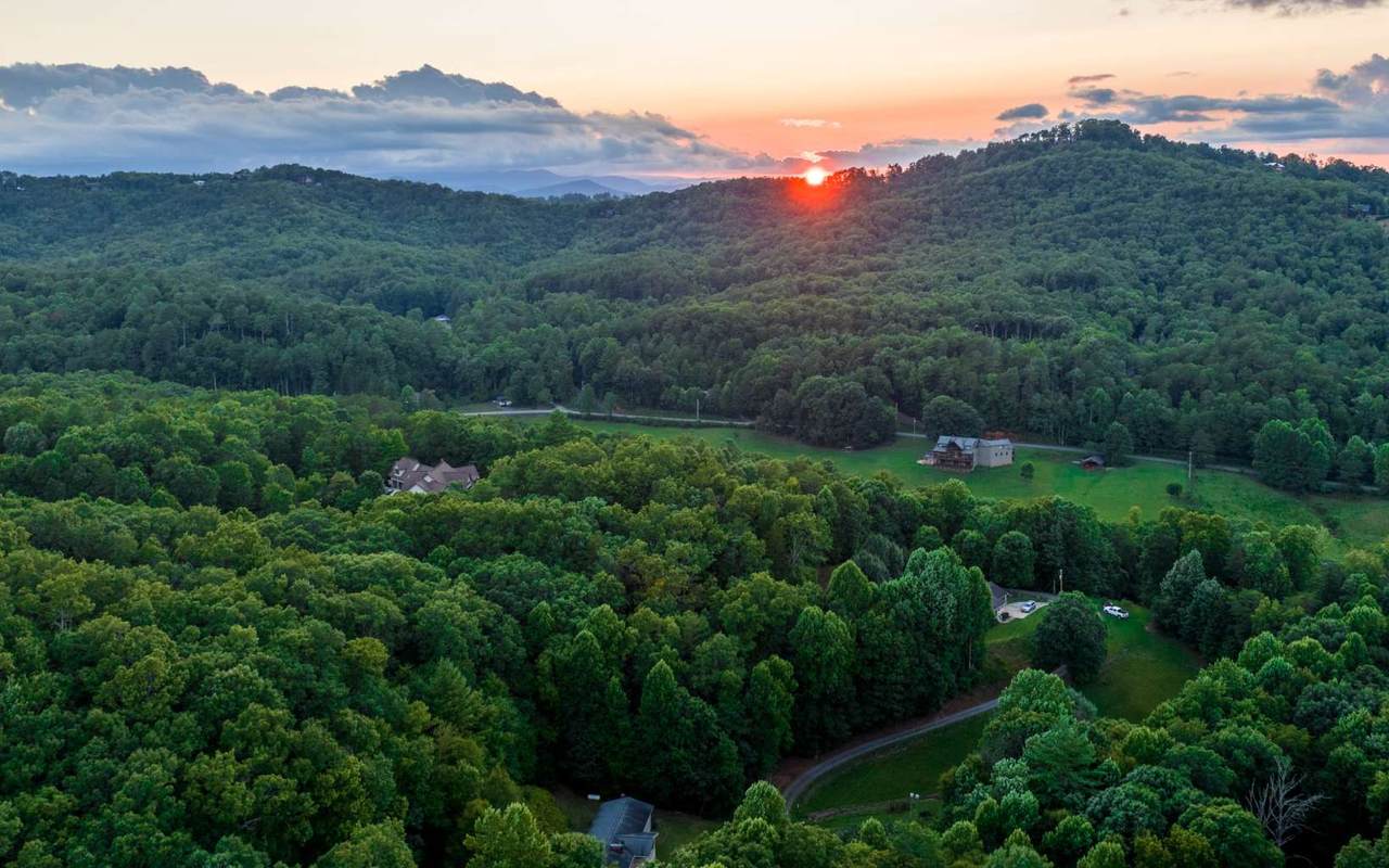 588 Pinetree Road - Photo 1