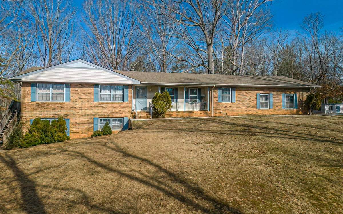 627 Lakeview Circle - Photo 1