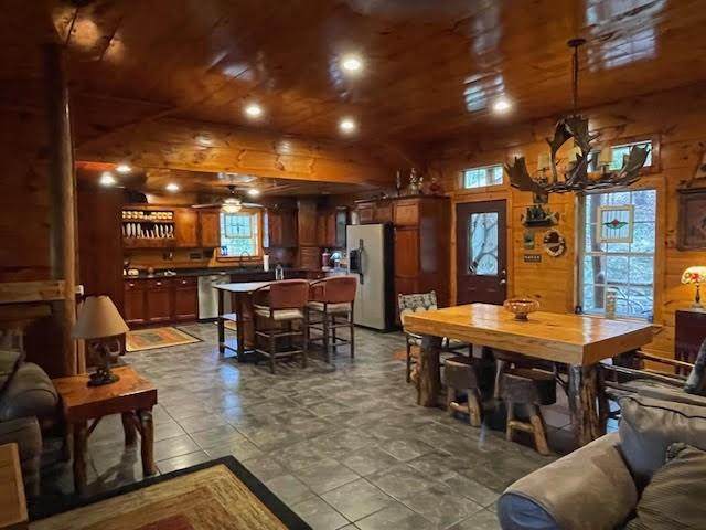 911 Summit Way - Photo 1