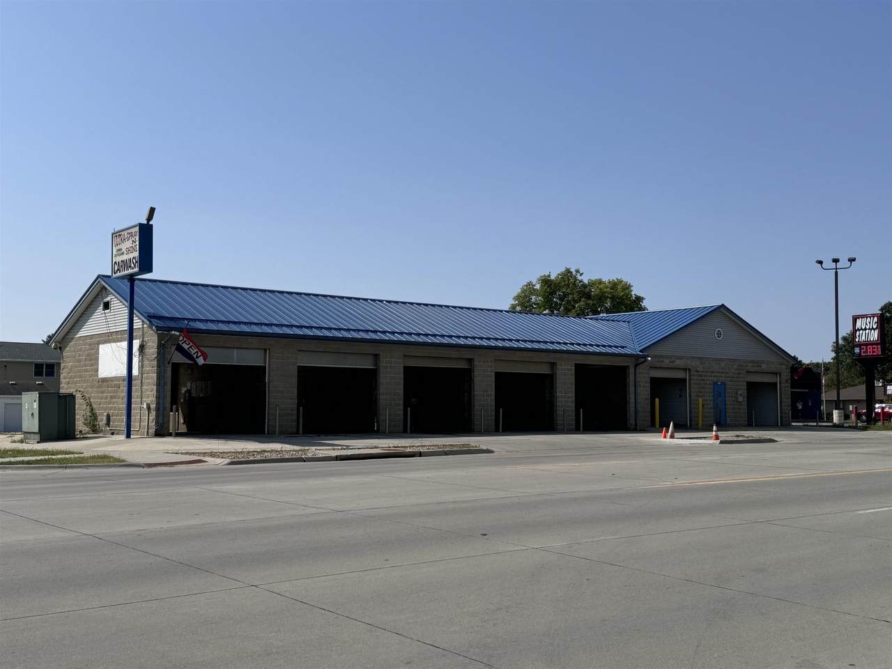 1408 1 Street - Photo 1