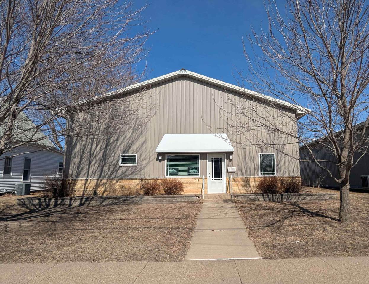 1719 Commercial Street - Photo 1