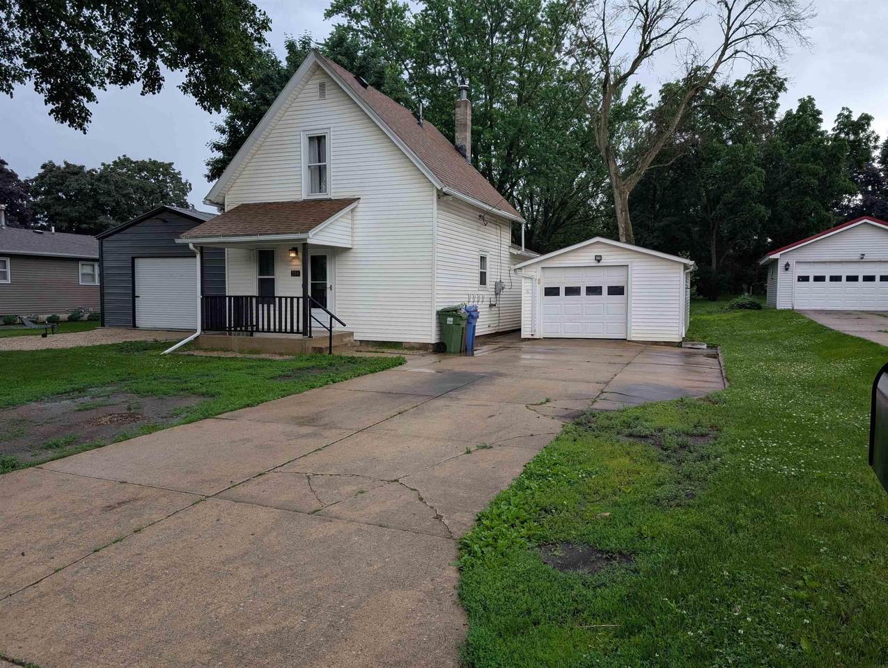 204 8 Street - Photo 1