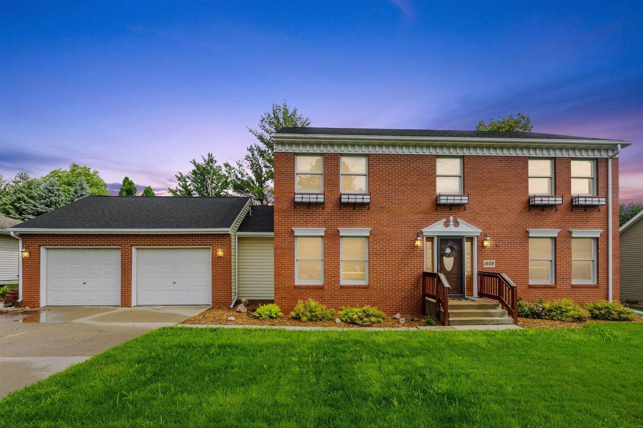 1608 Hillside Ave - Photo 1