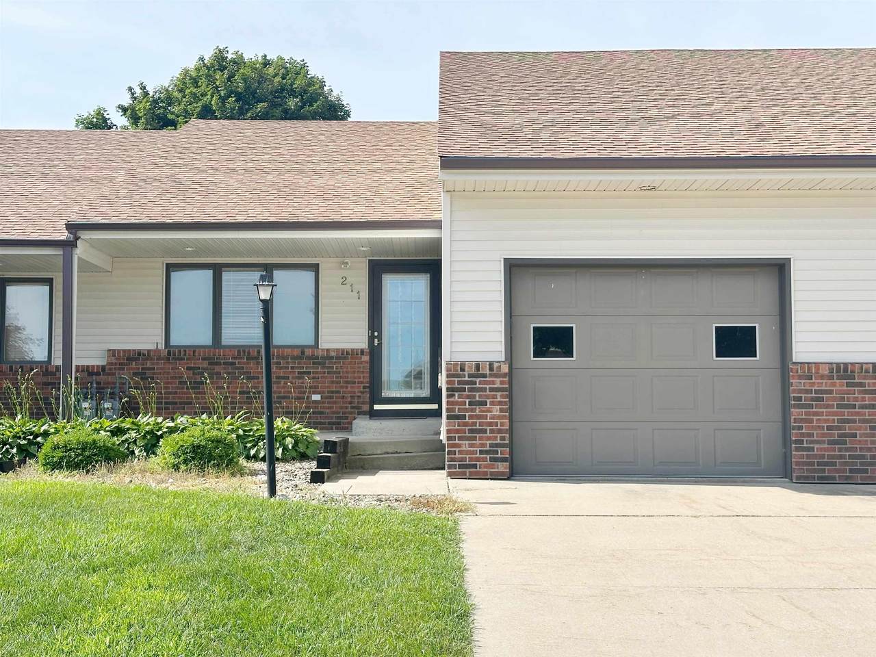 211 Royal Oaks Drive - Photo 1