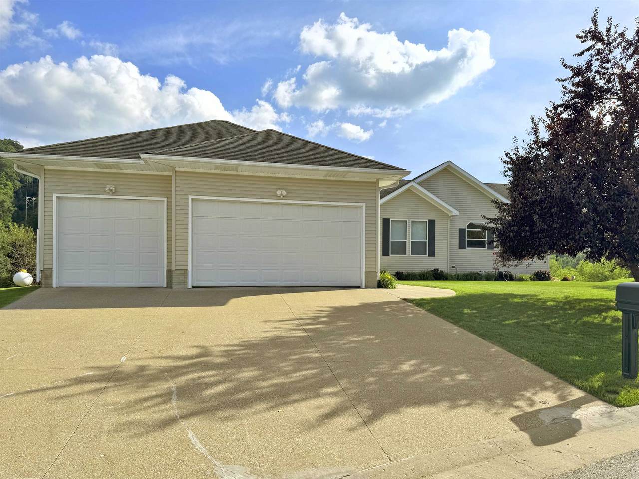 370 Knoll St - Photo 1