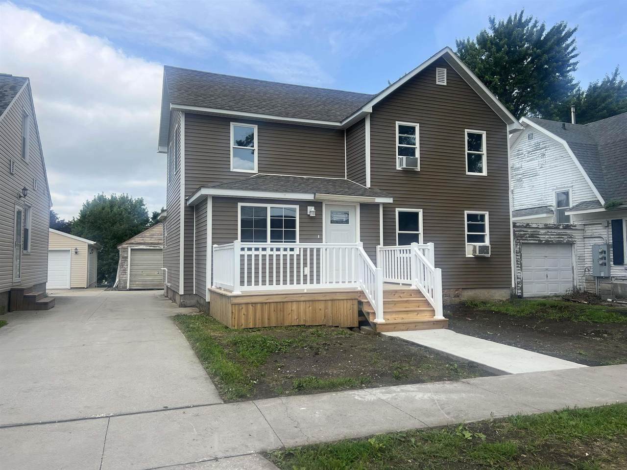 705 E Avenue - Photo 1