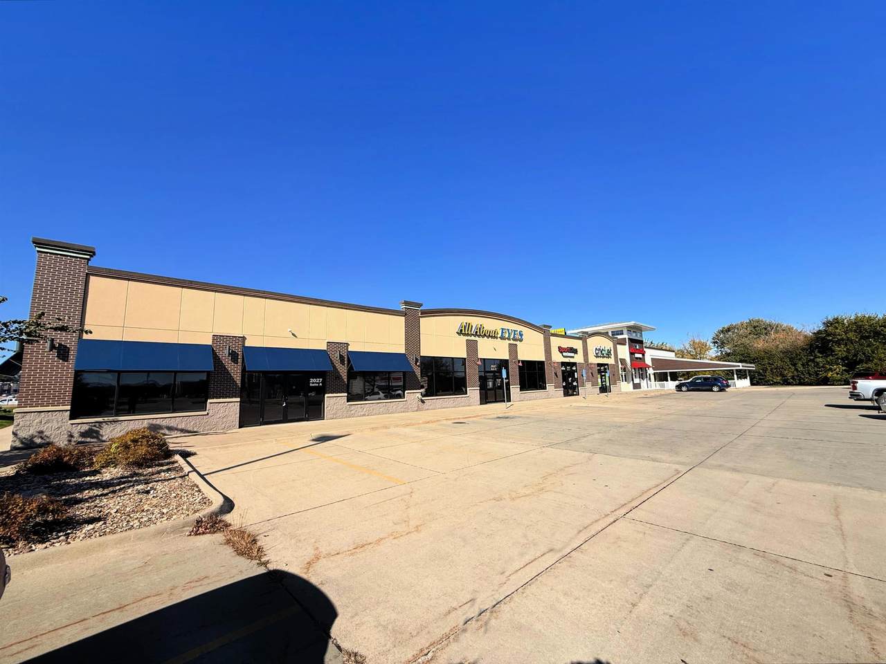 2027 Crossroads Boulevard - Photo 1