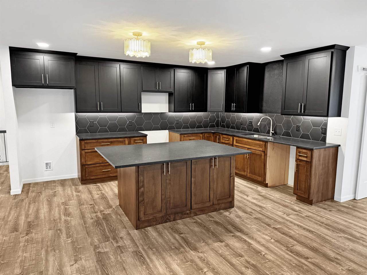 204 Railroad St - Photo 1