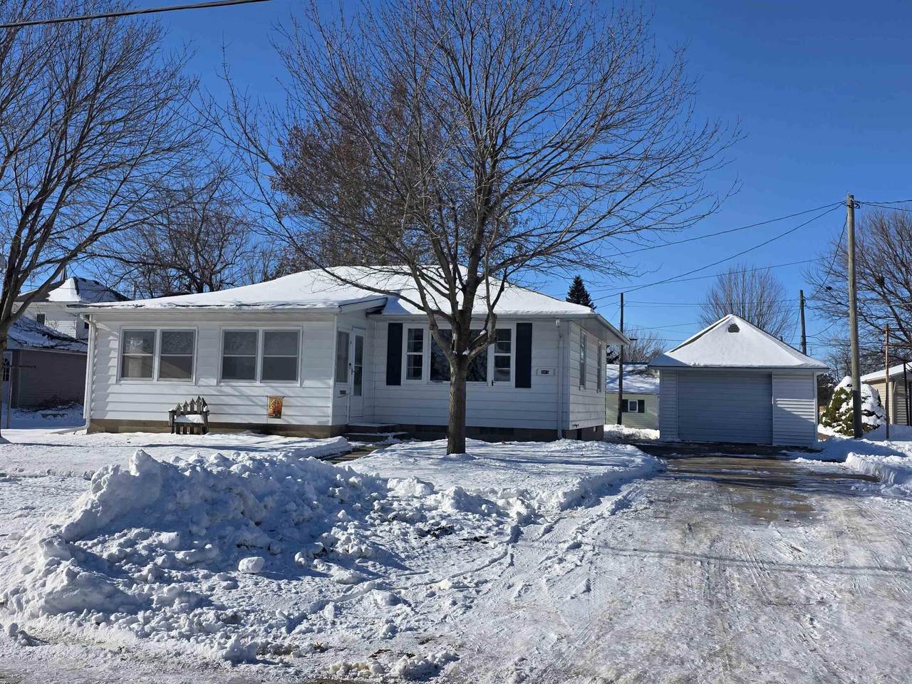 307 6th Ave Ne - Photo 1