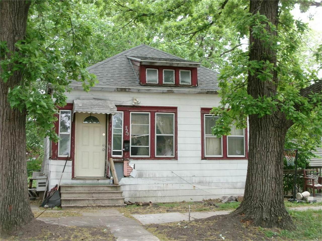 323 Cresent Pl - Photo 1