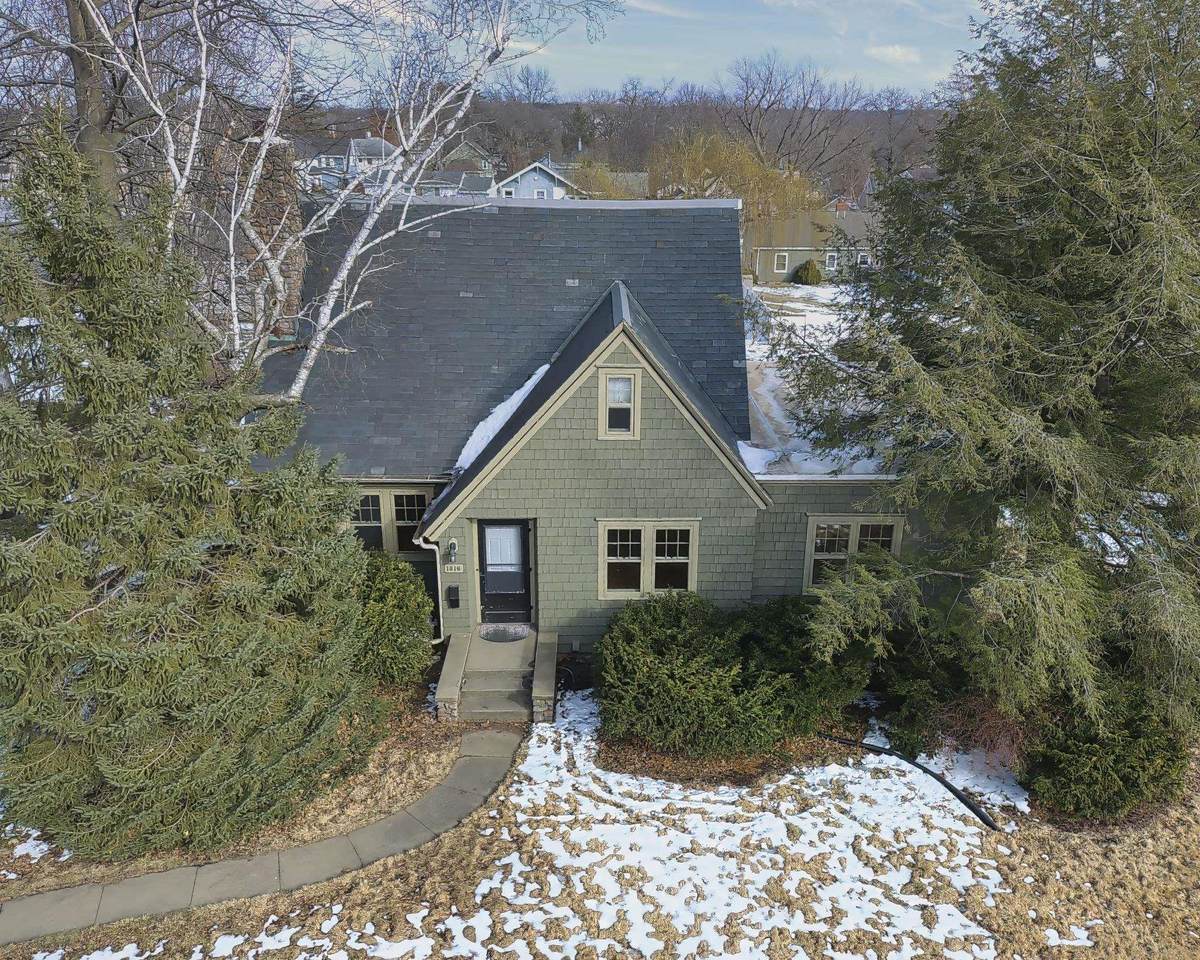 1816 Tremont St - Photo 1