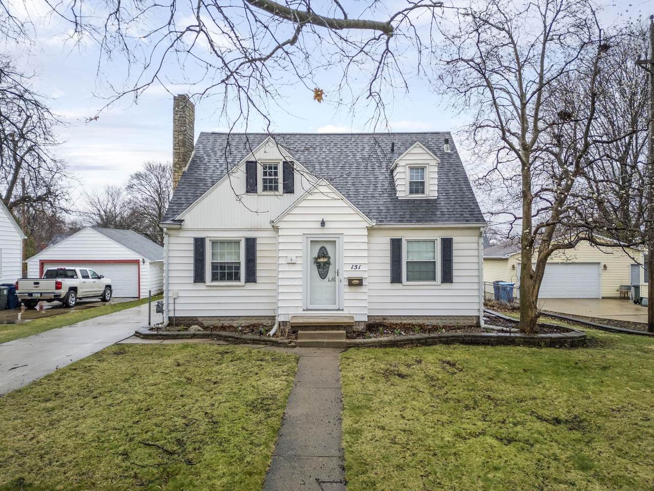 151 Hawthorne Ave - Photo 1