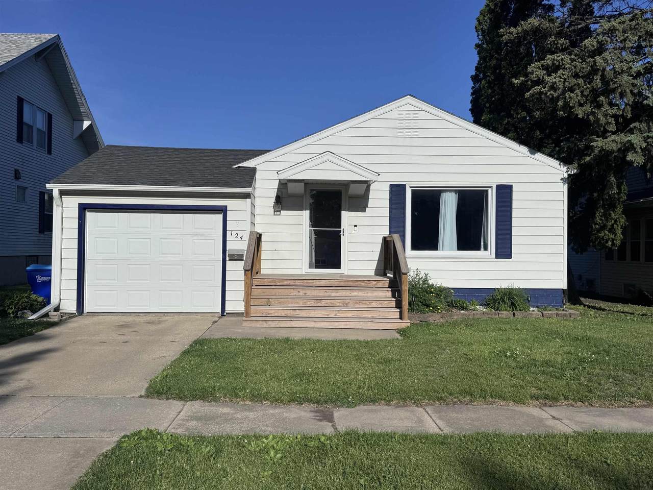 124 7th Ave Se - Photo 1